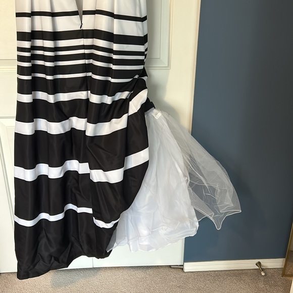 Black and white ball gown - Picture 7 of 7